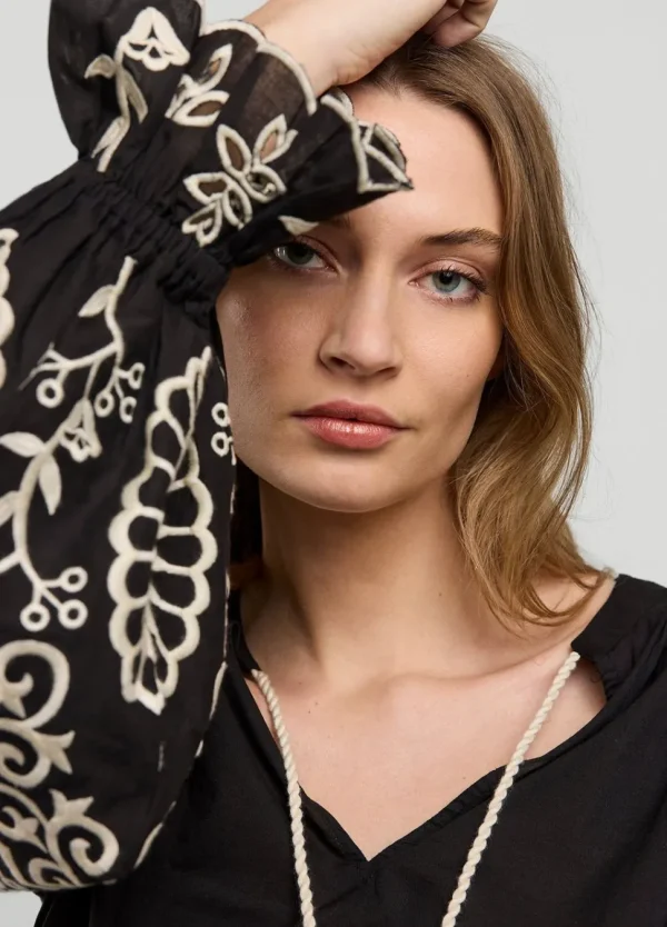 Women Summum Woman Top With Rich Embroidery